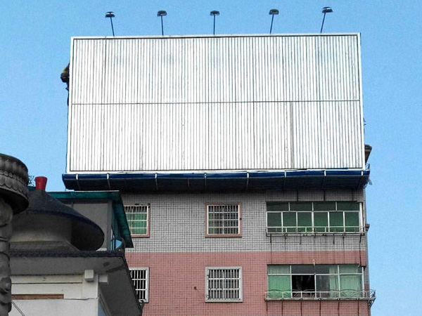 Mái nhà bị lật 3 mặt